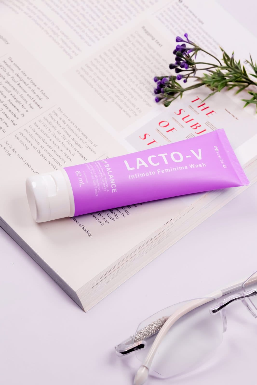 Lacto-V Wash dengan bunga dan buku